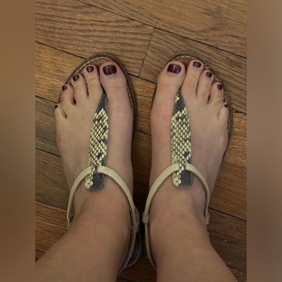 Sam Edelman Gigi Thong Sandal in Snakeskin and white size 7 - Picture 2 of 4